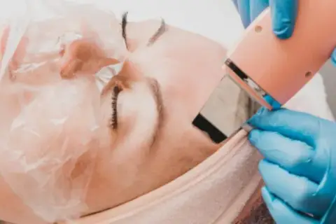 Co daje peeling kawitacyjny? Zobacz efekty i korzyści dla skóry
